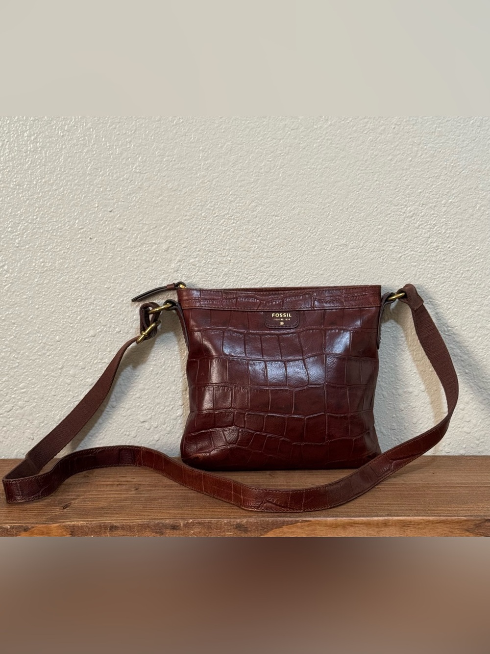 Fossil Glossy Croc Embossed Brown Leather Crossbody Bag Purse Adjustable Strap